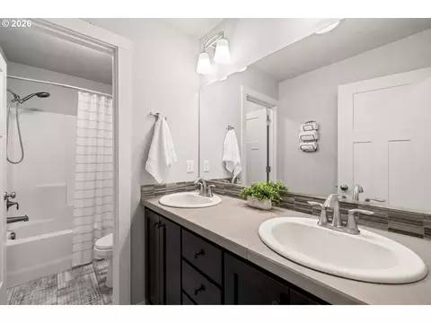 Bath - 4240 SW Mawrcrest Ave, Gresham, OR 97080 photo 2 of 5