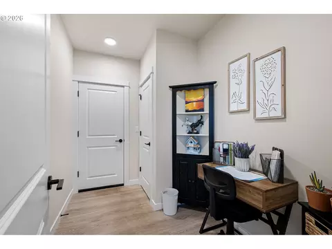 Entry Way - 5094 Cedar View Dr, Springfield, OR 97478 photo 4 of 8
