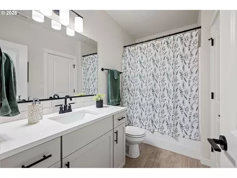 Bath - 5094 Cedar View Dr, Springfield, OR 97478 photo 1 of 3