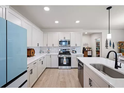 Kitchen - 5094 Cedar View Dr, Springfield, OR 97478 photo 2 of 3