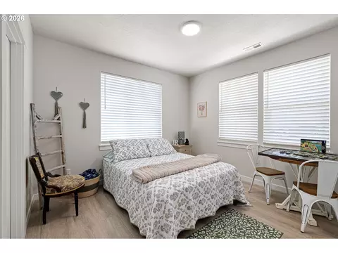 Bedroom - 5094 Cedar View Dr, Springfield, OR 97478 photo 1 of 6