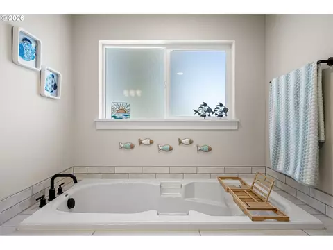 Bath - 5094 Cedar View Dr, Springfield, OR 97478 photo 3 of 3