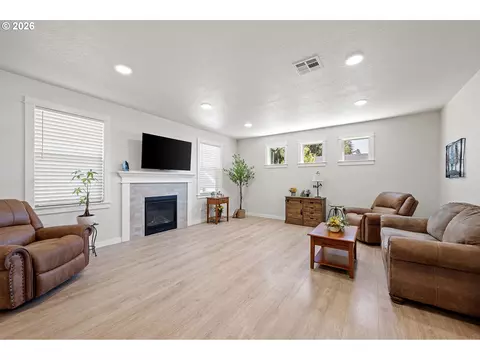Living - 5094 Cedar View Dr, Springfield, OR 97478 photo 2 of 4