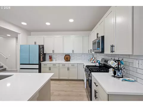 Kitchen - 5094 Cedar View Dr, Springfield, OR 97478 photo 1 of 3