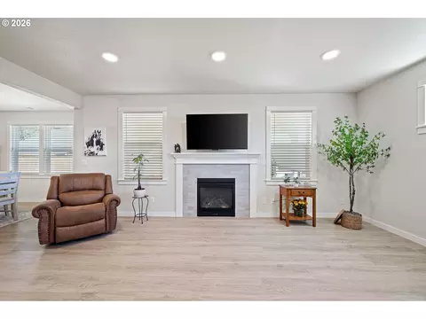 Living - 5094 Cedar View Dr, Springfield, OR 97478 photo 3 of 4