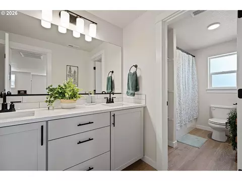 Bath - 5094 Cedar View Dr, Springfield, OR 97478 photo 2 of 3