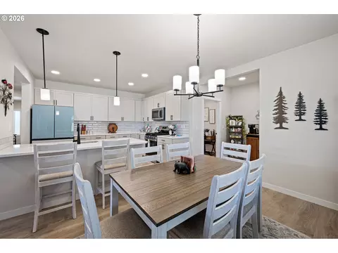 Dining - 5094 Cedar View Dr, Springfield, OR 97478 photo 2 of 3