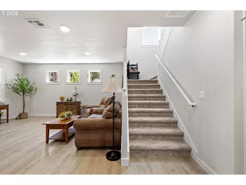 Entry Way - 5094 Cedar View Dr, Springfield, OR 97478 photo 5 of 8