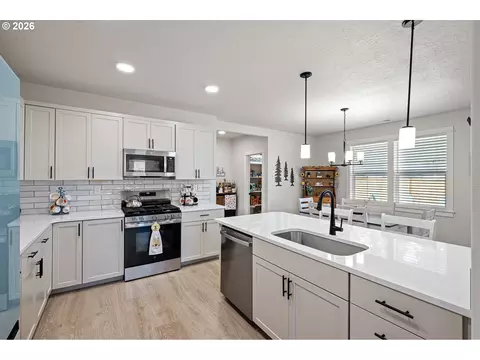 Kitchen - 5094 Cedar View Dr, Springfield, OR 97478 photo 3 of 3