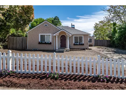 547 NE Winchester St, Roseburg, OR 97470
