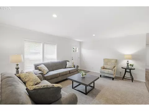 1547 A St, Springfield, OR 97477 photo 3