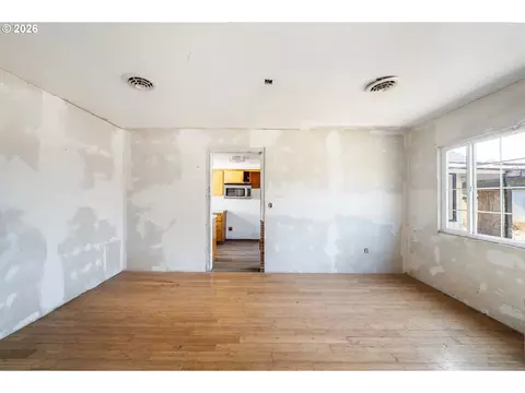 Living - 38542 Dexter Rd, Dexter, OR 97431 photo 3 of 4