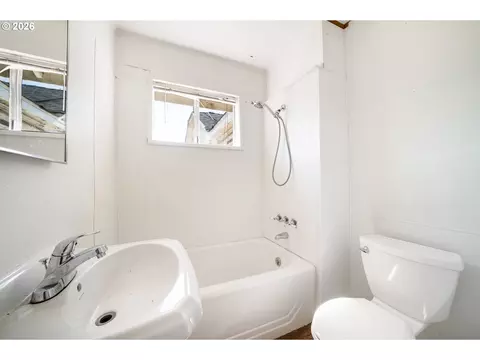 Bath - 38542 Dexter Rd, Dexter, OR 97431 photo 1 of 2