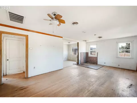 Living - 38542 Dexter Rd, Dexter, OR 97431 photo 2 of 4