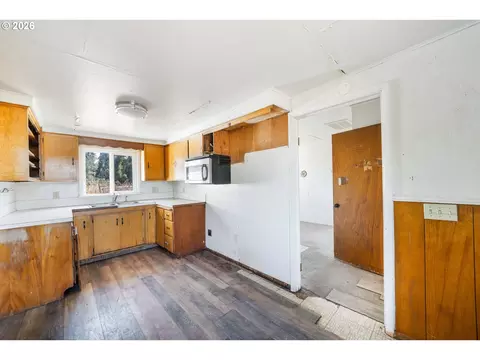 Kitchen - 38542 Dexter Rd, Dexter, OR 97431 photo 1 of 1