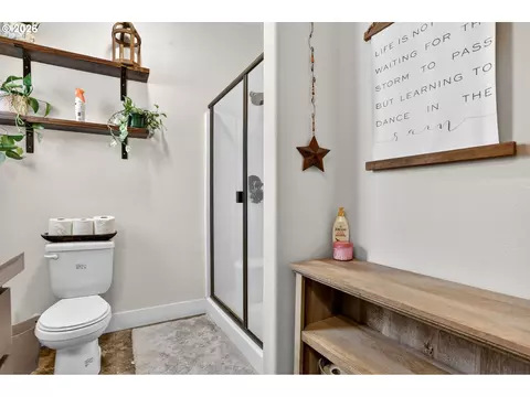 Bath - 850 SE Pineview Ct, Estacada, OR 97023 photo 2 of 3
