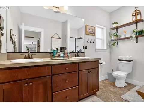 Bath - 850 SE Pineview Ct, Estacada, OR 97023 photo 1 of 3