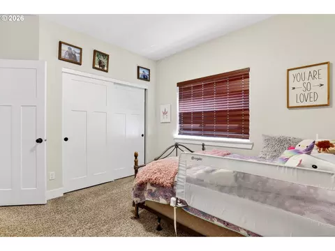 Bedroom - 850 SE Pineview Ct, Estacada, OR 97023 photo 6 of 9