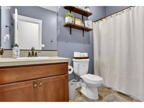 Bath - 850 SE Pineview Ct, Estacada, OR 97023 photo 3 of 3