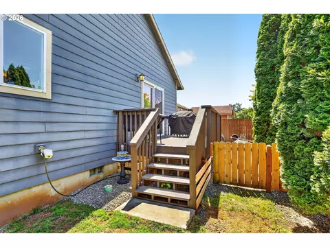 Exterior - 850 SE Pineview Ct, Estacada, OR 97023 photo 7 of 13