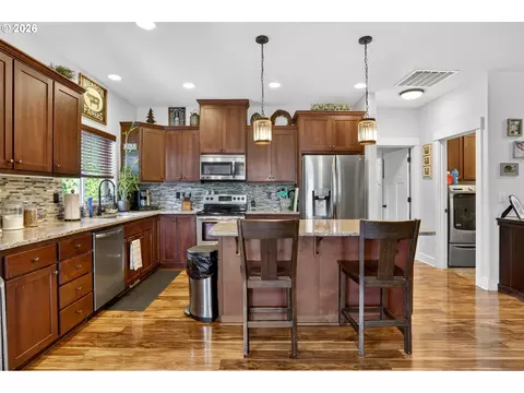 Kitchen - 850 SE Pineview Ct, Estacada, OR 97023 photo 4 of 5