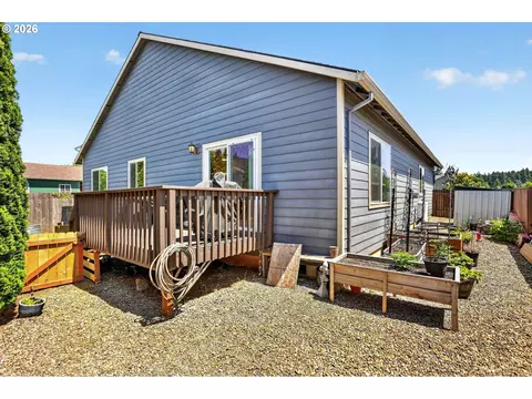 Exterior - 850 SE Pineview Ct, Estacada, OR 97023 photo 10 of 13