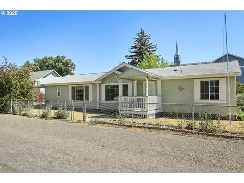 315 NE 3rd St, Dufur, OR 97021