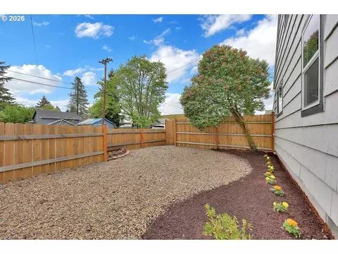Exterior - 2210 Roosevelt Blvd, Eugene, OR 97402 photo 5 of 6