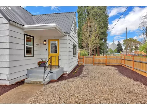 Exterior - 2210 Roosevelt Blvd, Eugene, OR 97402 photo 2 of 6