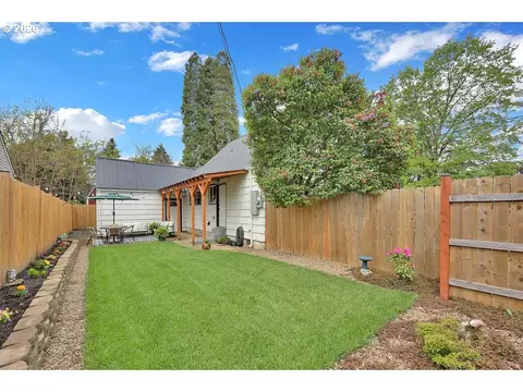 Exterior - 2210 Roosevelt Blvd, Eugene, OR 97402 photo 4 of 6