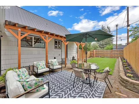 Exterior - 2210 Roosevelt Blvd, Eugene, OR 97402 photo 3 of 6
