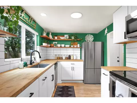 Kitchen - 2210 Roosevelt Blvd, Eugene, OR 97402 photo 1 of 3