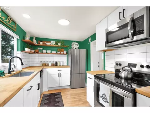 Kitchen - 2210 Roosevelt Blvd, Eugene, OR 97402 photo 2 of 3