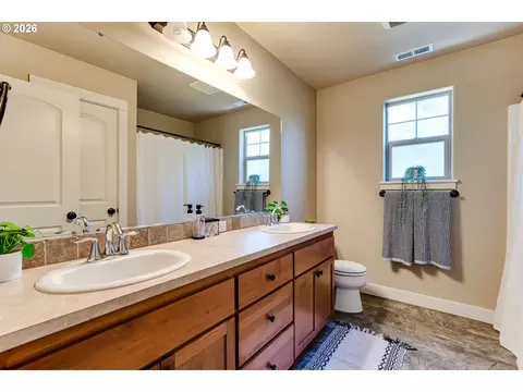 Bath - 3224 Sorrel Way, Eugene, OR 97401 photo 4 of 5