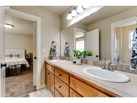 Bath - 3224 Sorrel Way, Eugene, OR 97401 photo 2 of 5