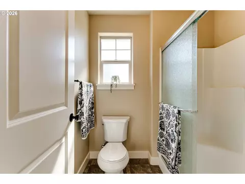 Bath - 3224 Sorrel Way, Eugene, OR 97401 photo 3 of 5