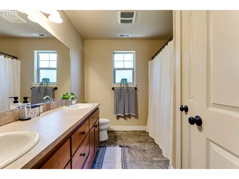 Bath - 3224 Sorrel Way, Eugene, OR 97401 photo 5 of 5