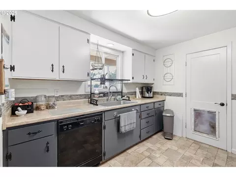 Kitchen - 34161 El Manor Ave, Eugene, OR 97405 photo 2 of 4