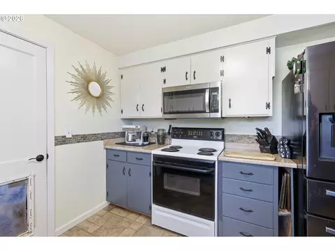 Kitchen - 34161 El Manor Ave, Eugene, OR 97405 photo 3 of 4