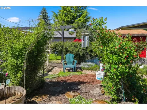 Exterior - 34161 El Manor Ave, Eugene, OR 97405 photo 12 of 14