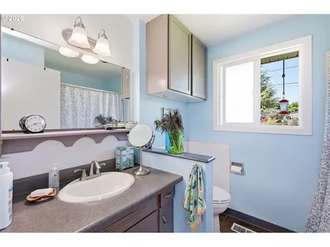 Bath - 34161 El Manor Ave, Eugene, OR 97405 photo 2 of 2