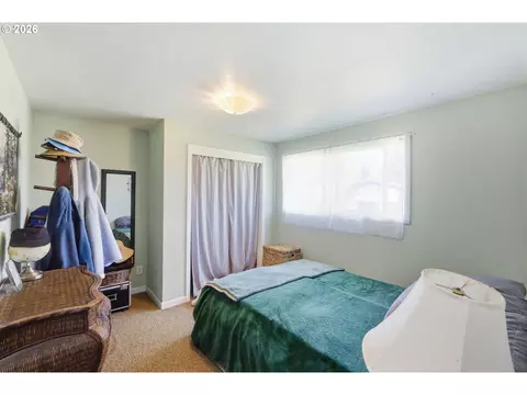 Bedroom - 34161 El Manor Ave, Eugene, OR 97405 photo 5 of 8