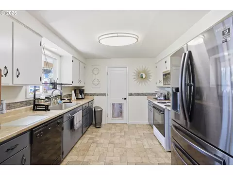 Kitchen - 34161 El Manor Ave, Eugene, OR 97405 photo 1 of 4