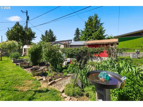 Exterior - 34161 El Manor Ave, Eugene, OR 97405 photo 11 of 14