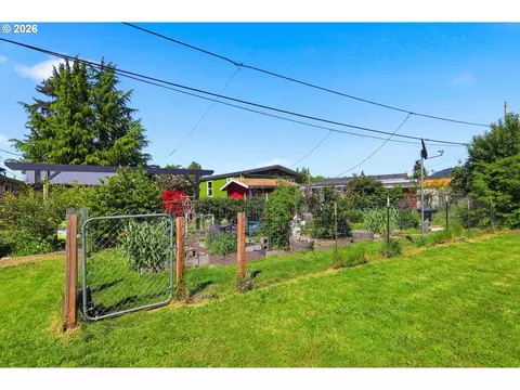 Exterior - 34161 El Manor Ave, Eugene, OR 97405 photo 9 of 14