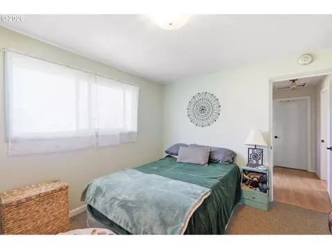Bedroom - 34161 El Manor Ave, Eugene, OR 97405 photo 7 of 8