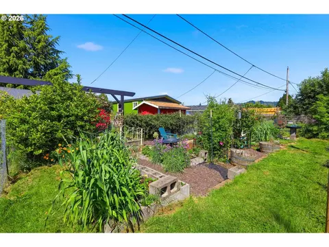 Exterior - 34161 El Manor Ave, Eugene, OR 97405 photo 10 of 14