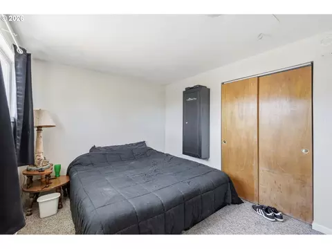 Bedroom - 34161 El Manor Ave, Eugene, OR 97405 photo 4 of 8
