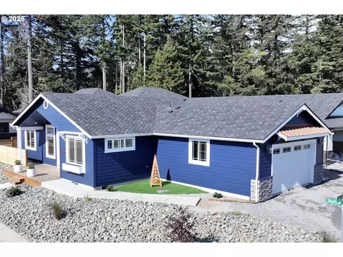 1341 Nautical Heights Dr, Brookings, OR 97415
