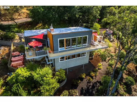 1425 NE Hillview Ct, Roseburg, OR 97470